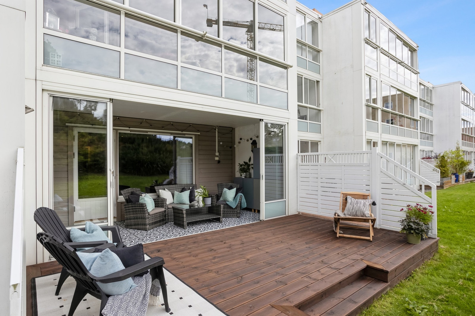 Utgang til vestvendt markterrasse på ca. 15 kvm hvor ettermiddag- og kveldssol kan nytes. Galleribilde