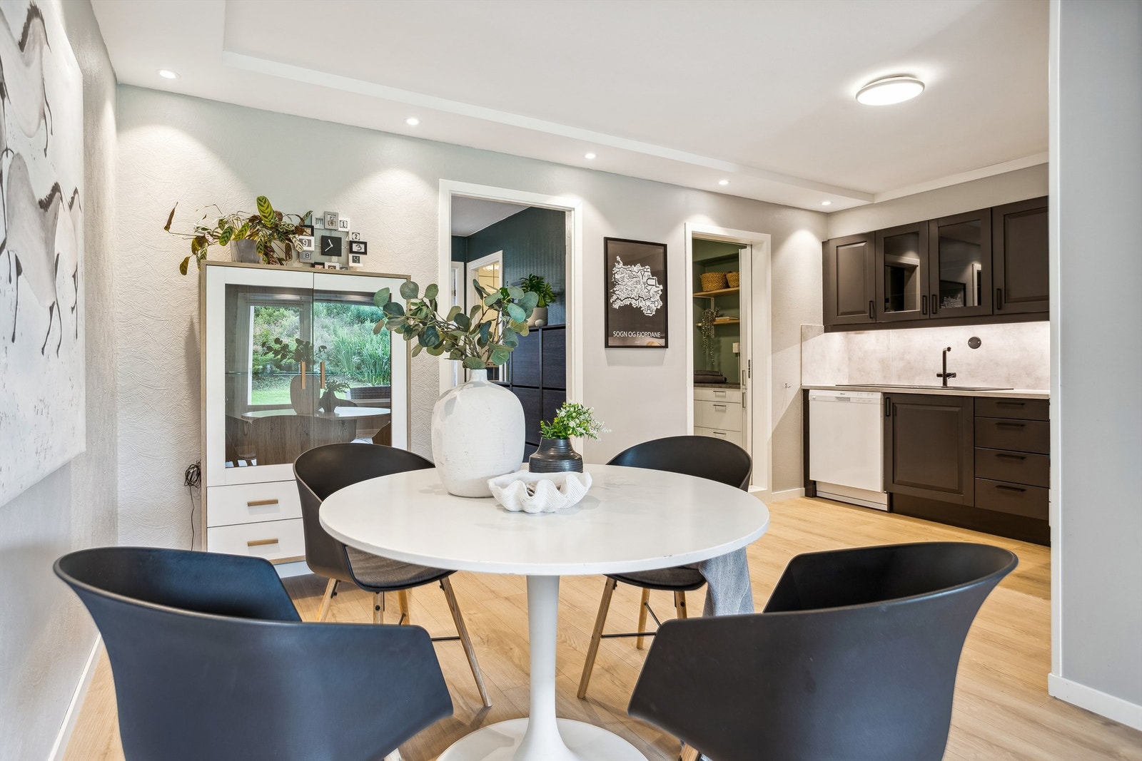 Kjøkkenet ligger fint plassert ved stuen. Galleribilde