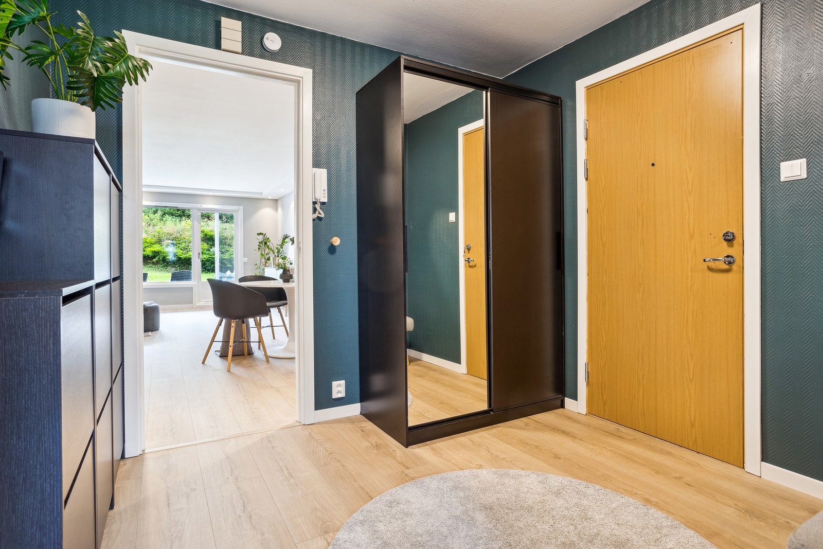 Gangen leder videre til leilighetens soverom og bad. Galleribilde