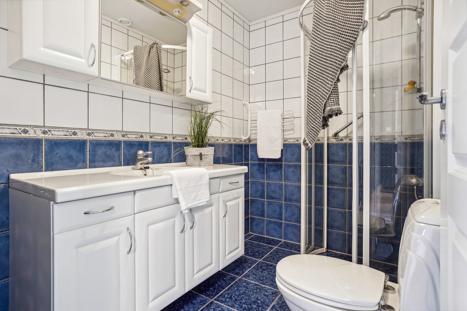 Helfliset bad med varme i gulv. I 2017 ble det skiftet termostat på badet. Galleribilde