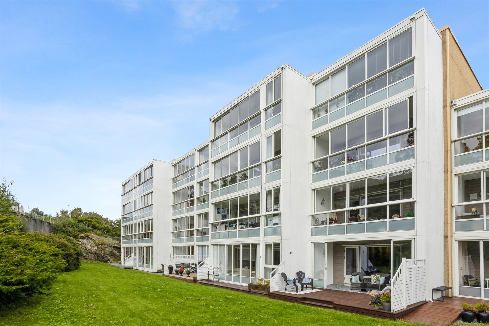 Nabolaget og leiligheten passer ypperlig for de som er i etableringsfasen, eller eldre som ønsker et trygt og rolig bomiljø rundt seg. Galleribilde