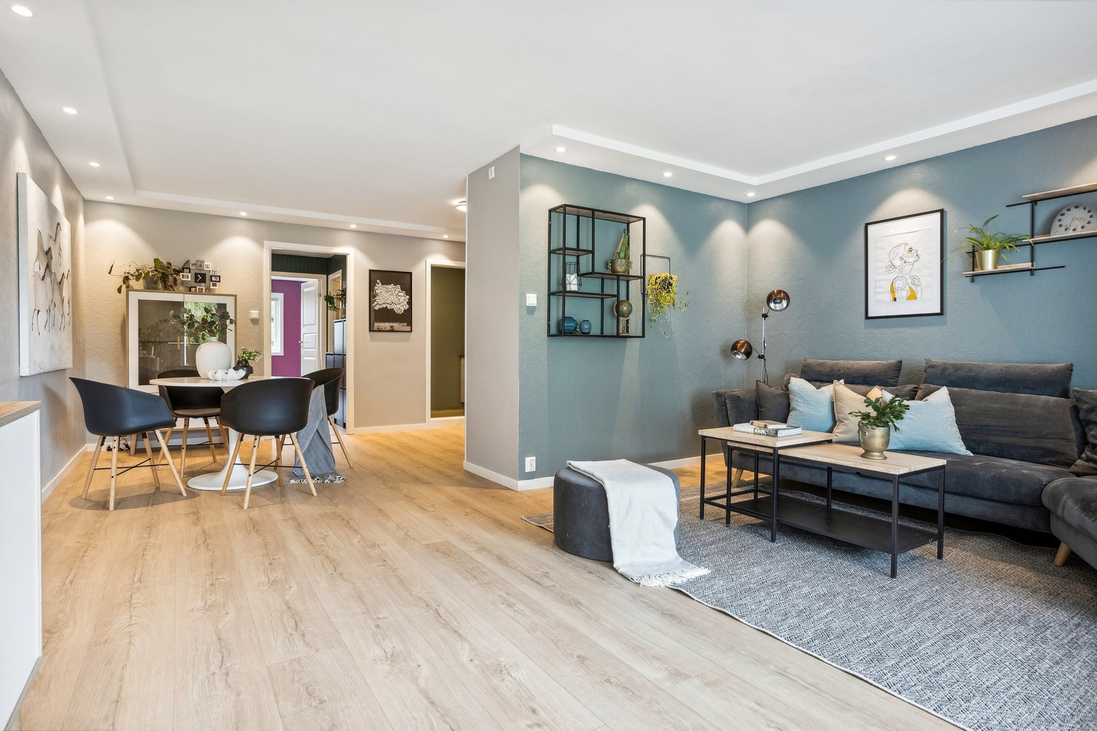 I 2023 ble det lagt nytt gulv fra Berry Alloc Rodeo Drive og nye gulvlister i alle rom. Galleribilde