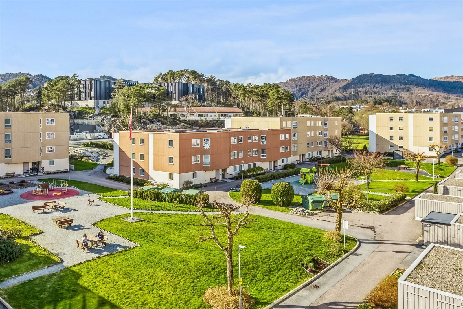 Borettslaget er pent opparbeidet med grøntarealer, sitteplasser og lekeplasser. Det finnes selskapslokale i borettslaget som kan leies. Galleribilde