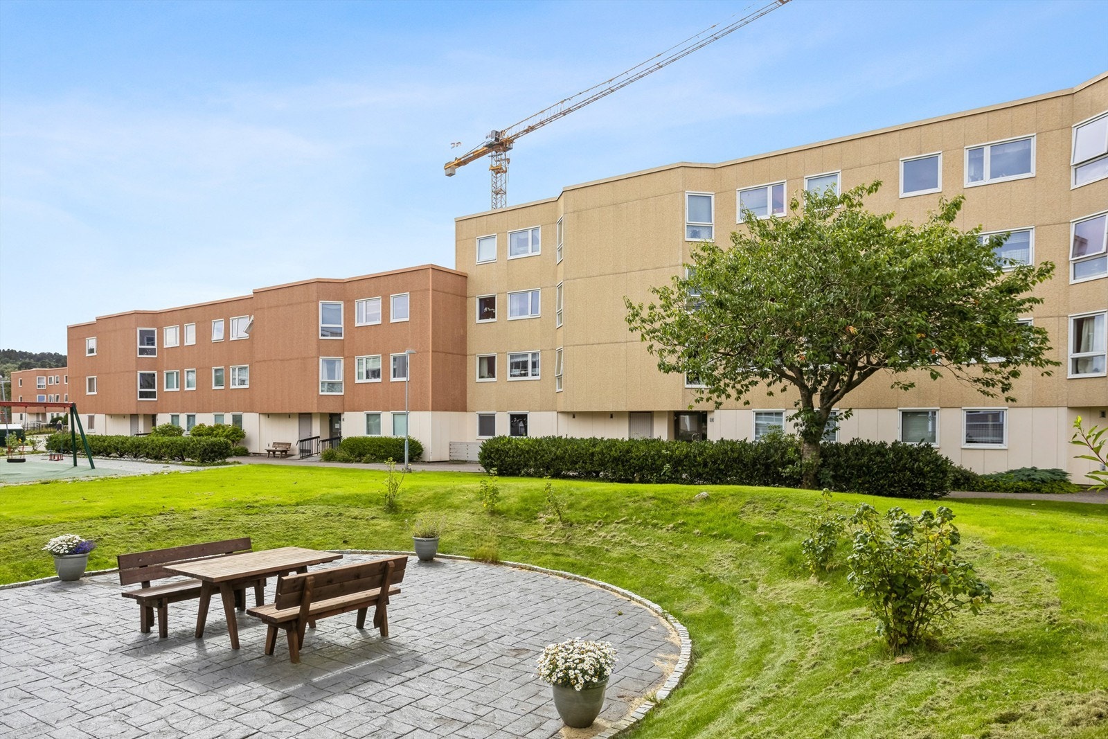 Leiligheten ligger fint til i byggets 1. etasje med trappefri adkomst. Mulighet for leie av garasjeplass med el-bil lader. Galleribilde