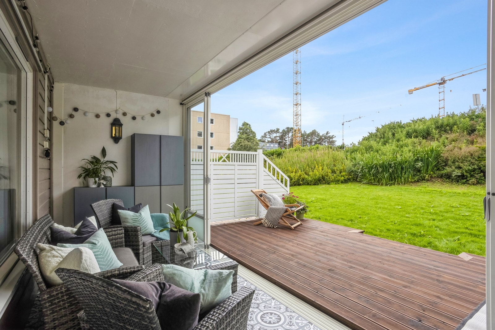 Herlig uteplass hvor man kan nyte solen sommerstid. Altanen ble flislagt i 2022 og og markterrassen fikk nye impregnerte terrassebord fra Møre Royal. Galleribilde