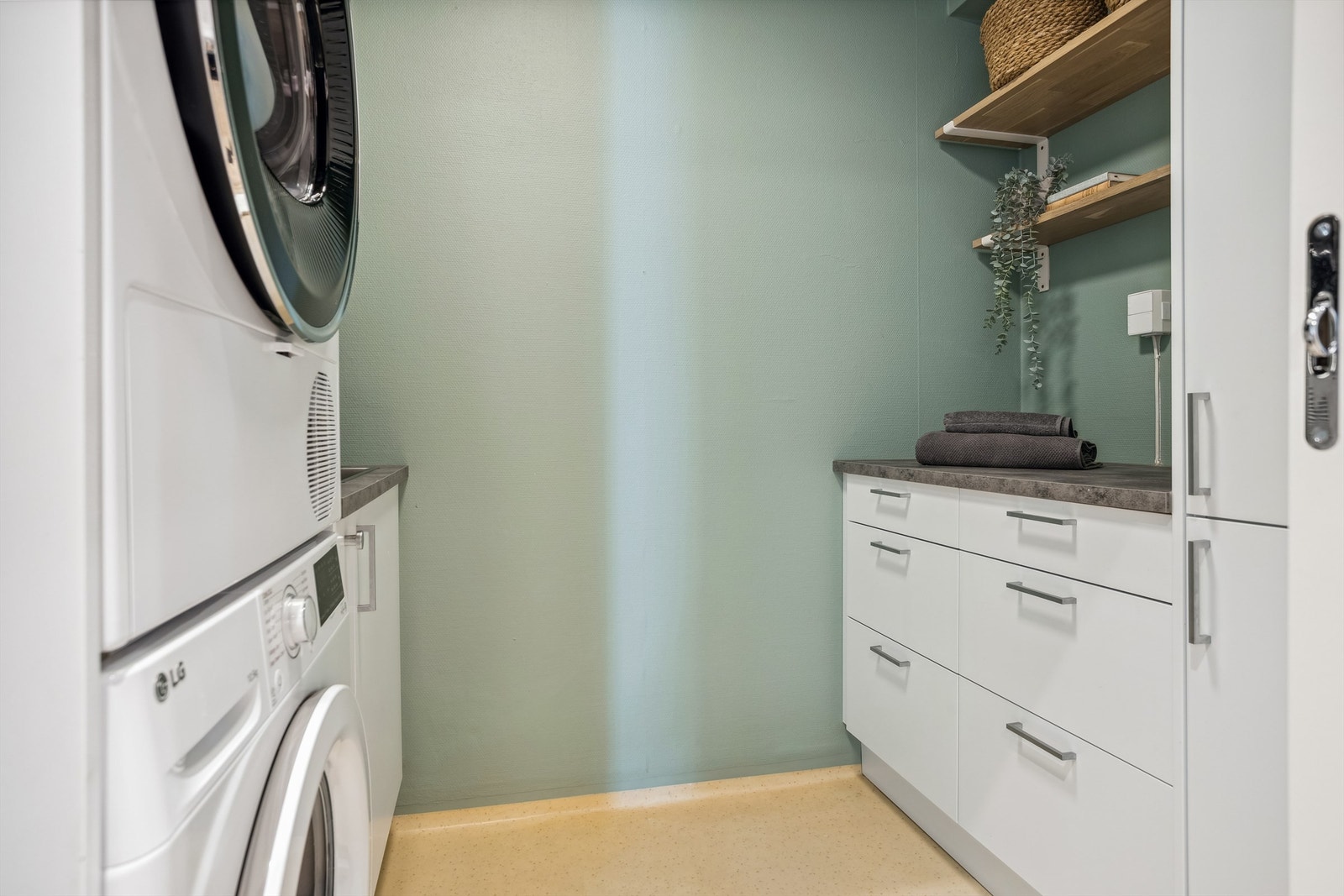 Ny innredning levert av Epoc ble satt inn i 2023, og det ble montert ny skyvedør inn til vaskerommet i 2024. Galleribilde