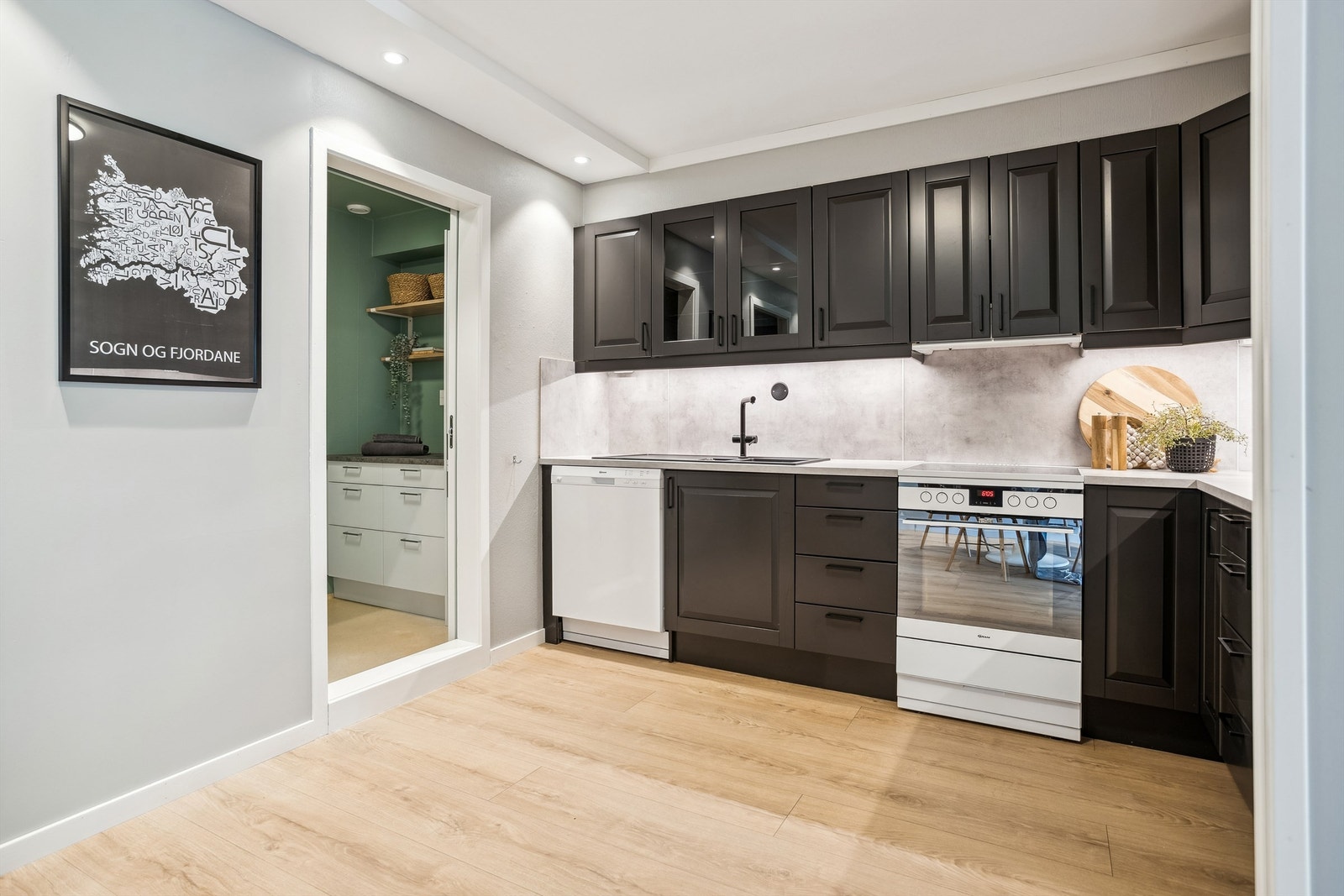 Nyoppusset vaskerom ligger i direkte tilknytning til kjøkkenet. Galleribilde