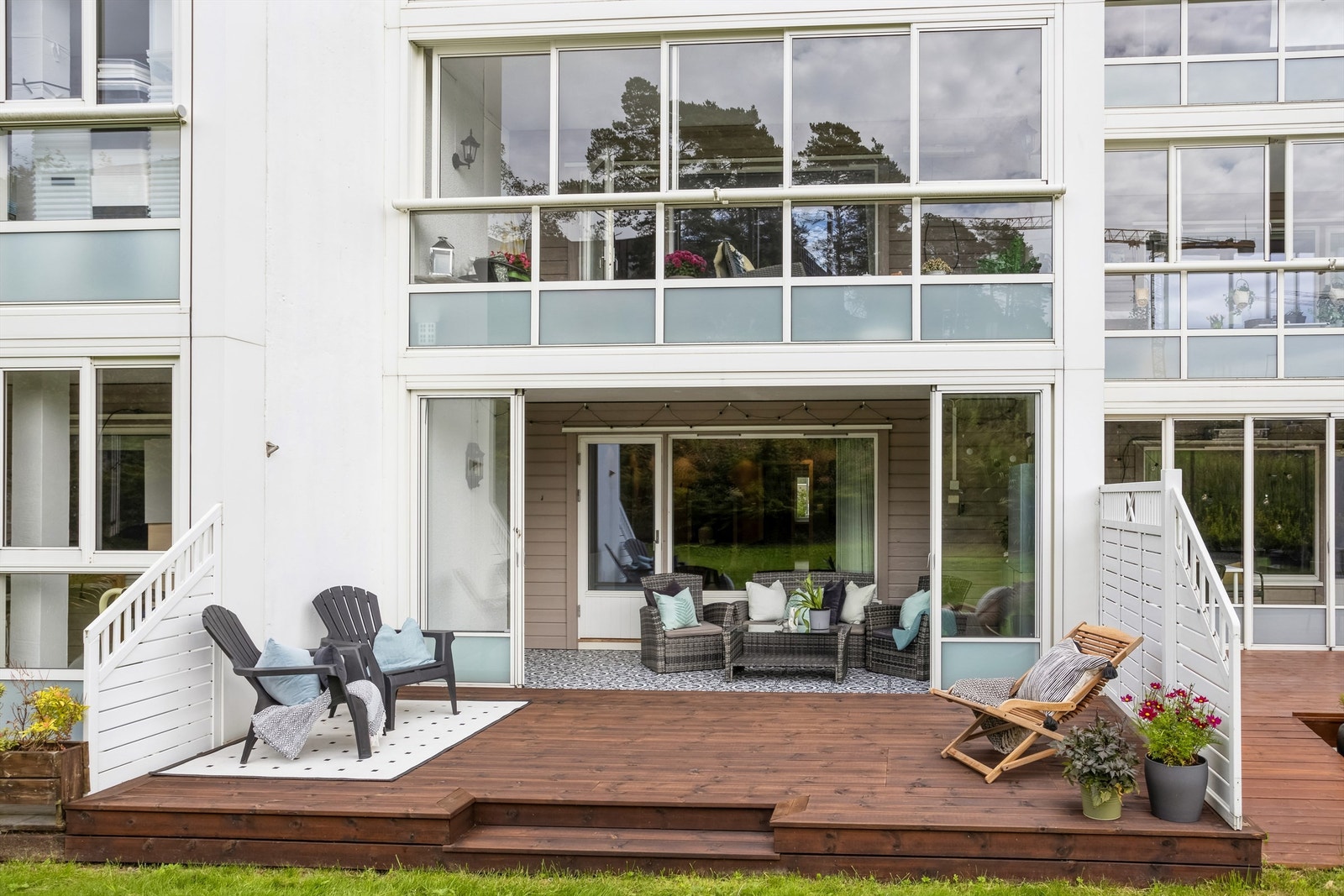 Det er bygget integrerte trappetrinn i markterrassen for enkel adkomst til hage. Galleribilde