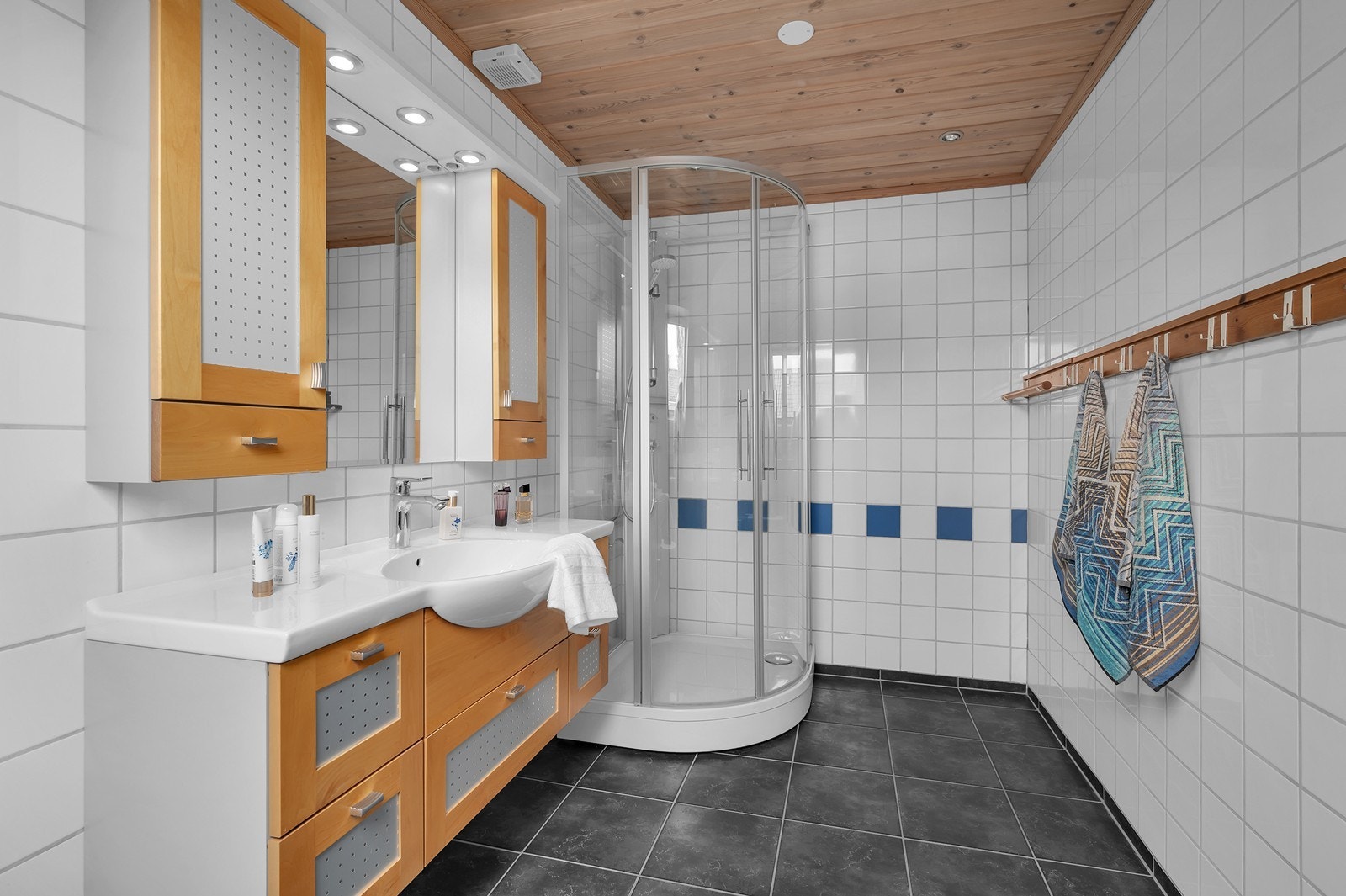 Flislagt bad med dusjkabinett og servant m/overskap - og skuffer Galleribilde