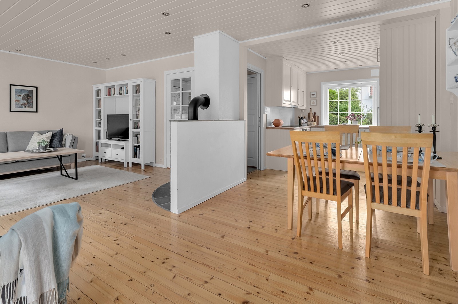 Spisestuen er plassert i tilknytning til kjøkken Galleribilde