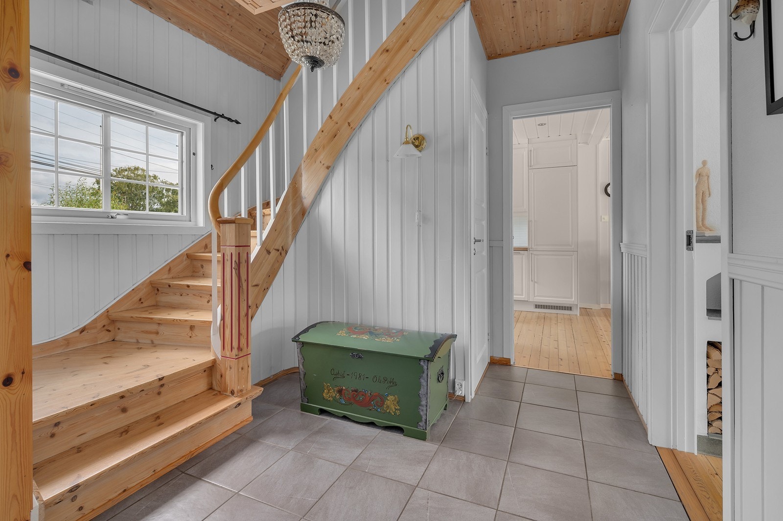 Fra gangen har du adkomst til boligens kjeller og 2. etasje, samt stue og kjøkken Galleribilde