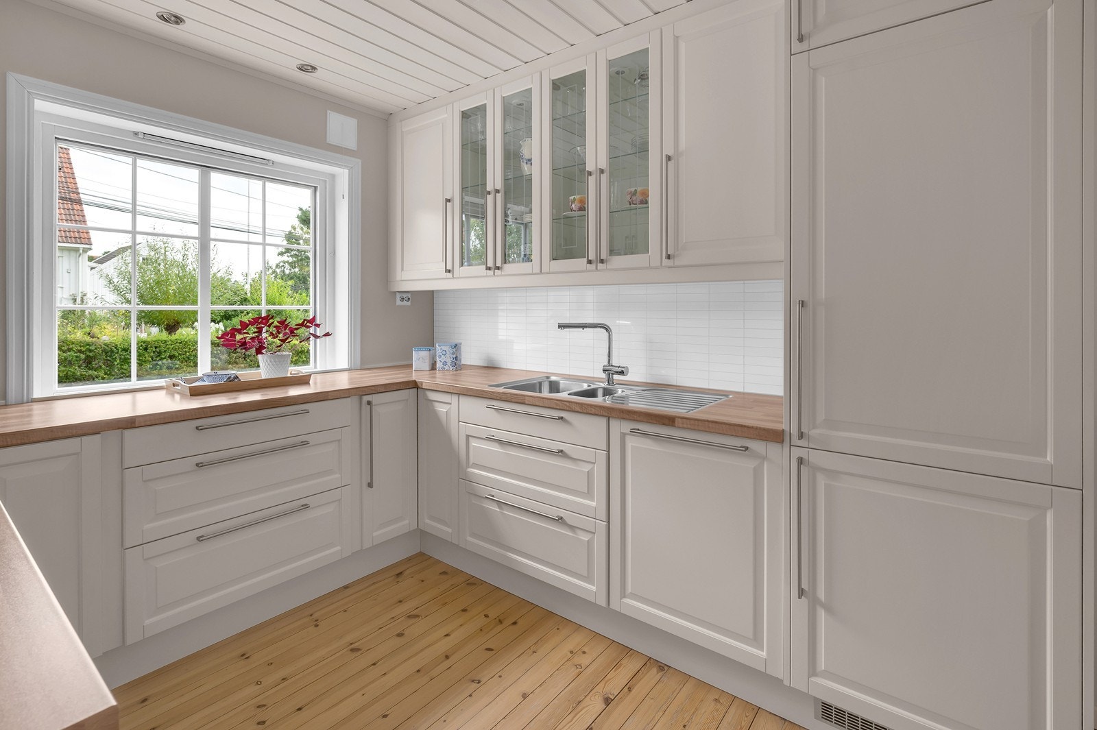 Kjøkkeninnredning fra Epoq med god skap - og benkeplass Galleribilde