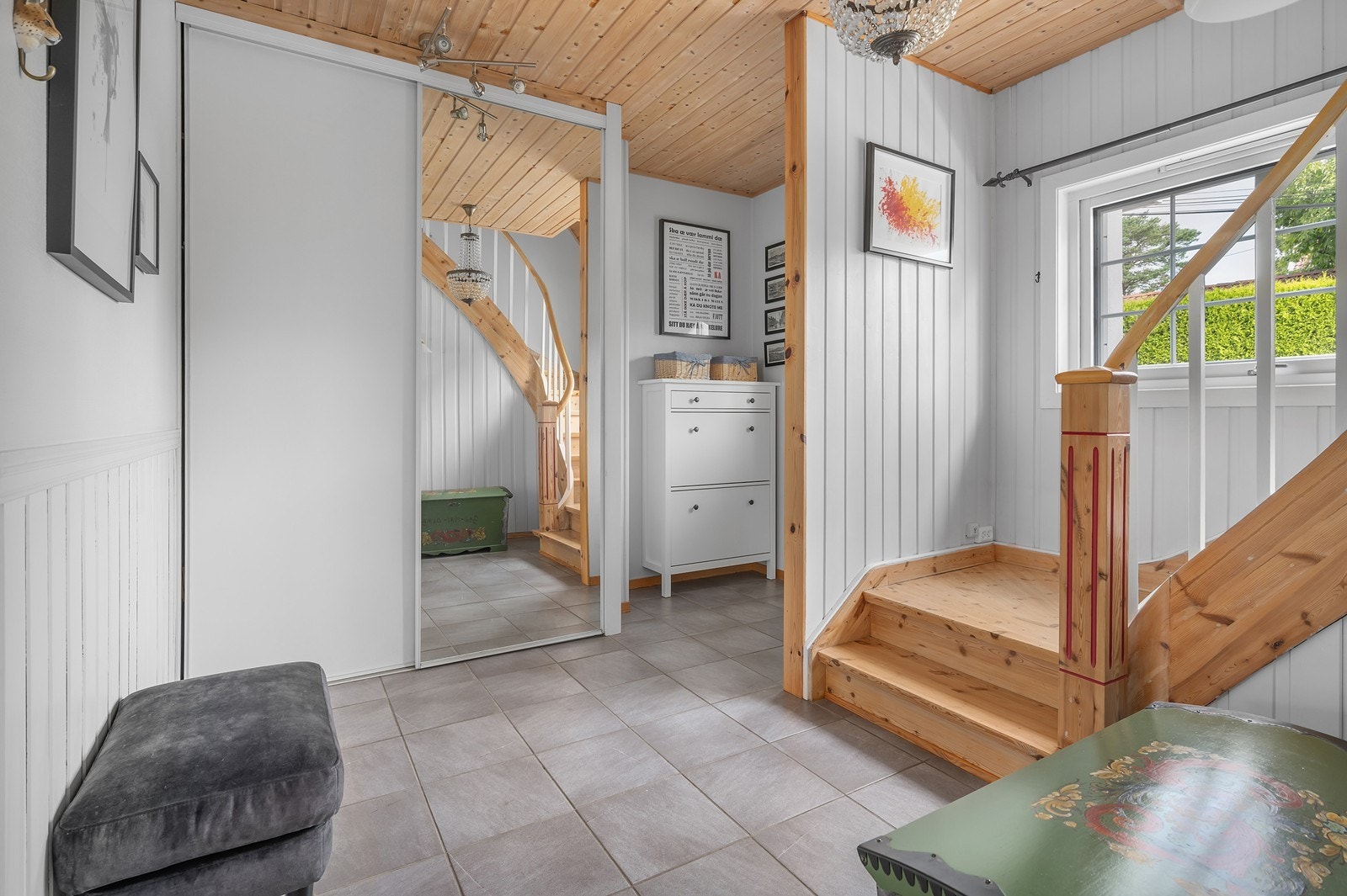 Velkommen inn! Boligens gang gir et godt førsteinntrykk av boligen, og har skyvedørsgarderobe for praktisk oppbevaring av yttertøy og sko Galleribilde