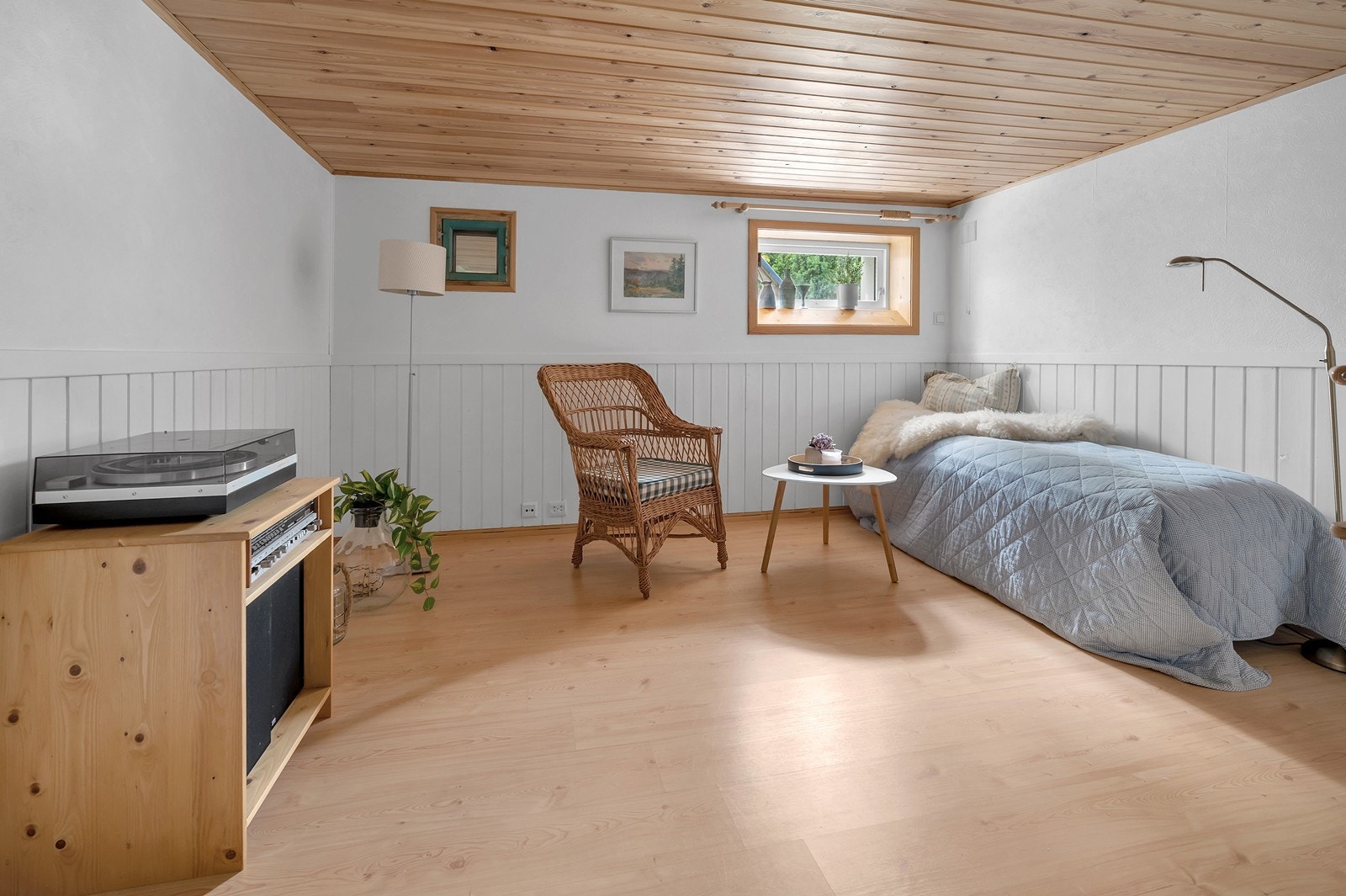 Bod som brukes som tv-stue/soverom (rommet er ikke godkjent til varig opphold) Galleribilde