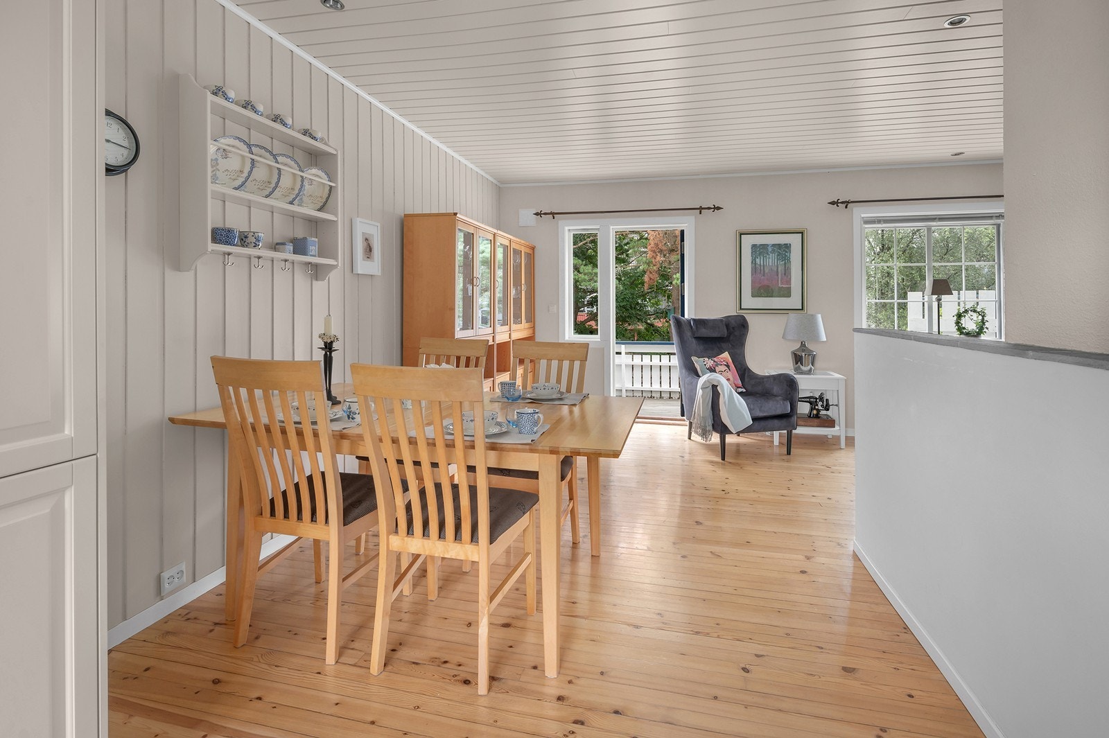 Fra stue er det utgang til solrik terrasse m/trapp til hage Galleribilde