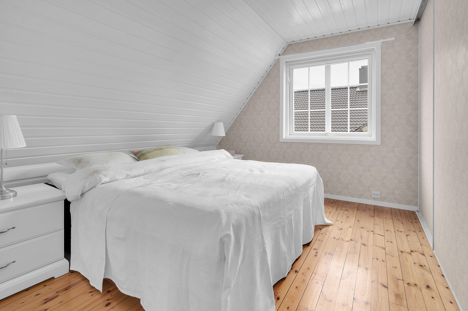 Soverom 2 med skyvedørsgarderobe Galleribilde