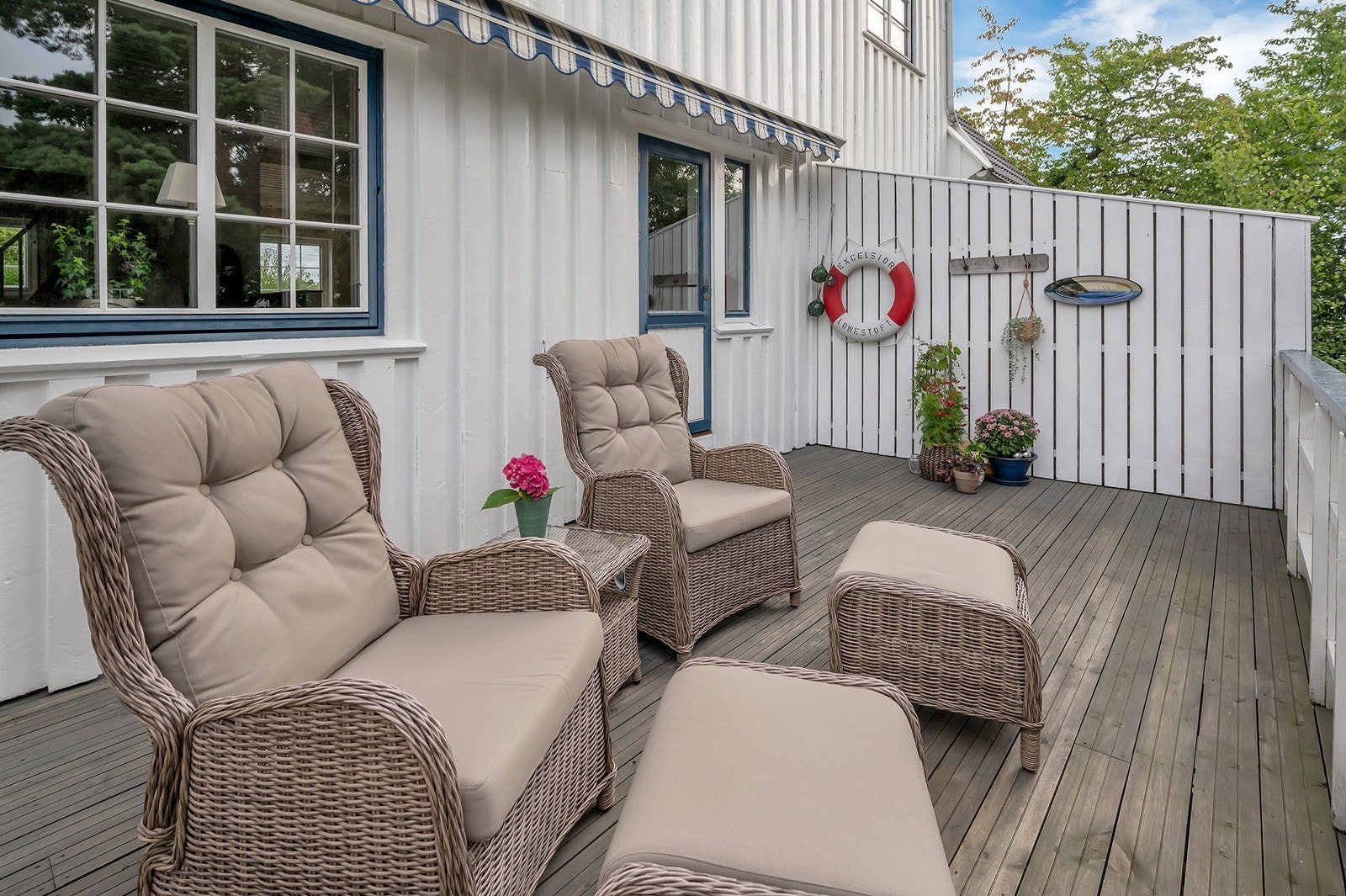 - og deilig terrasse m/markise med ut gang fra stuen Galleribilde