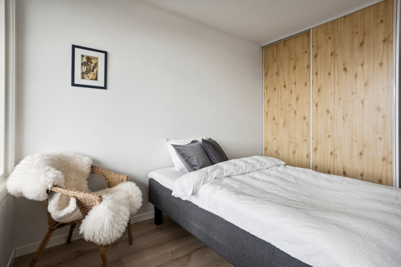 Romslig soverom med skyvedørsgarderobe Galleribilde
