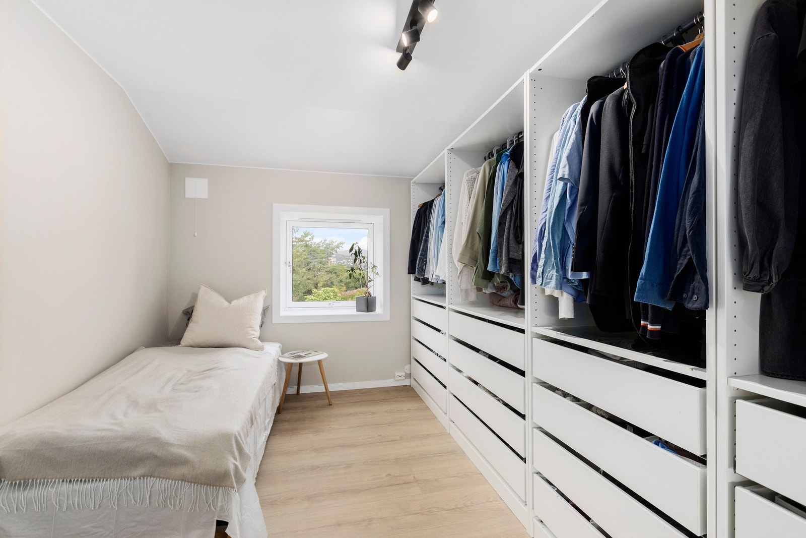 Soverom 2 er på 9kvm og har gode skapløsninger, som gir godt med oppbevaringsplass. Galleribilde