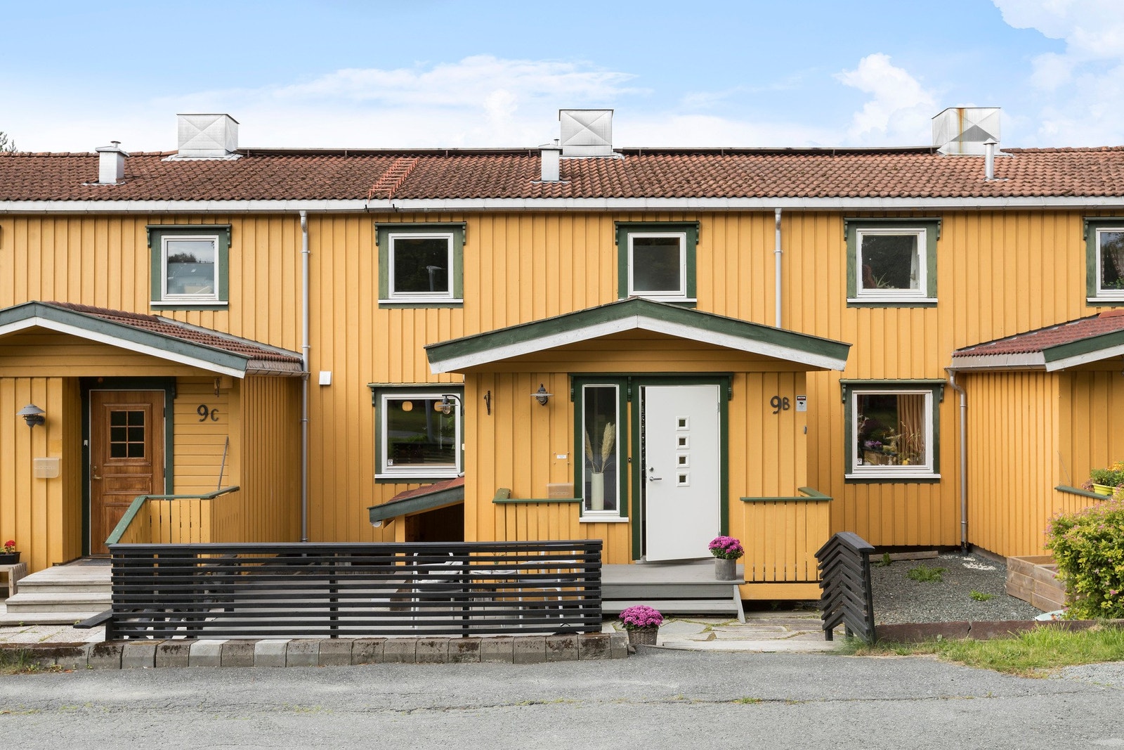 Med rekkehuset følger også en fast garasje. Det er installert elbil-lader på boligens parkeringsplass rett ved inngangsparti. Velkommen til hyggelig visning. Galleribilde