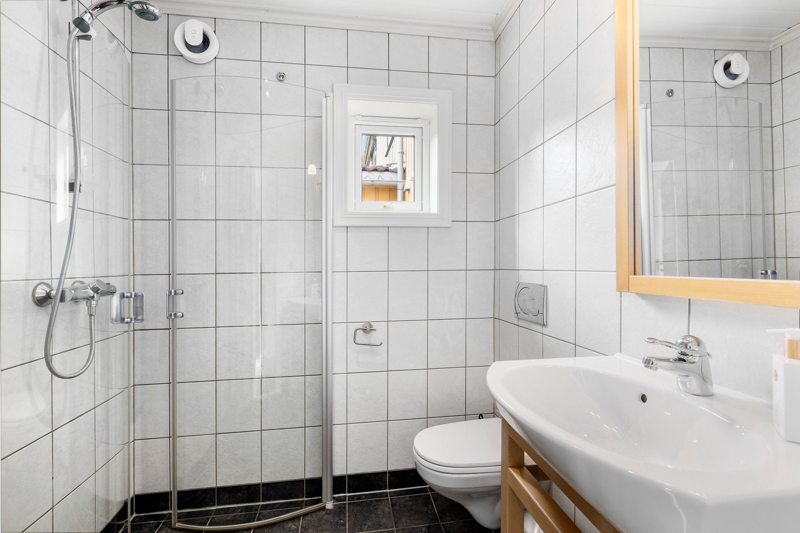 Badet i 1.etasje ligger ved entreen og har både dusj, servant i skap og wc. Galleribilde