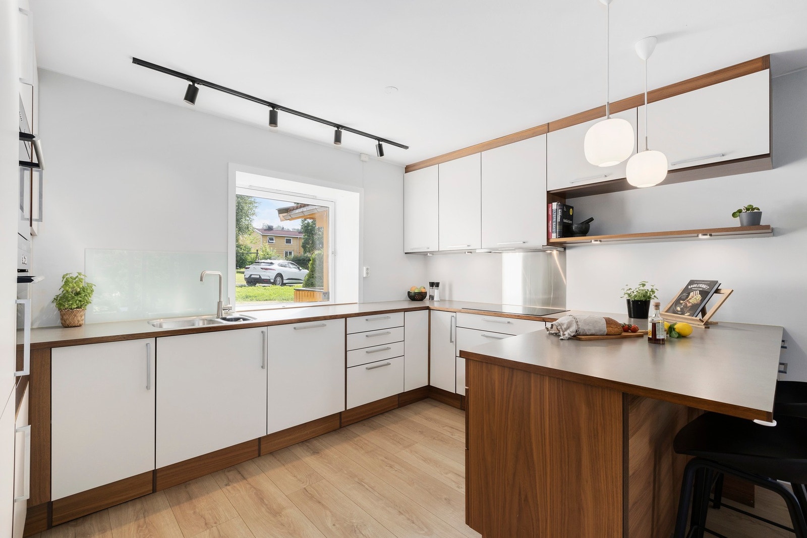 Her får du godt med både skap og benkeplass. Det er integrert kjøleskap, oppvaskmaskin, platetopp, stekeovn og kombinert stekeovn/mikrobølgeovn. Galleribilde