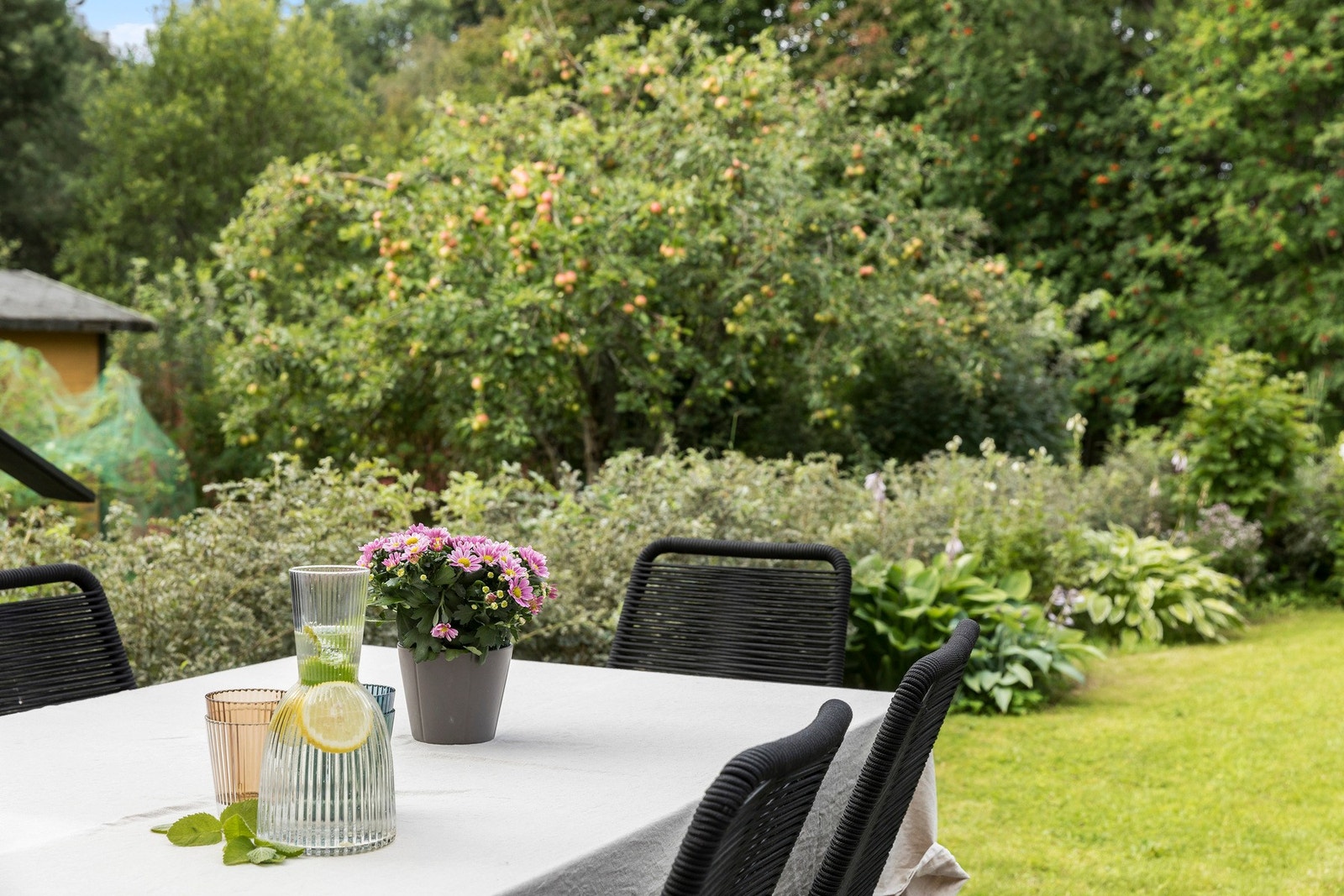 Her er det store friareal og åpne grønne hager til stor verdi for både store og små. Galleribilde