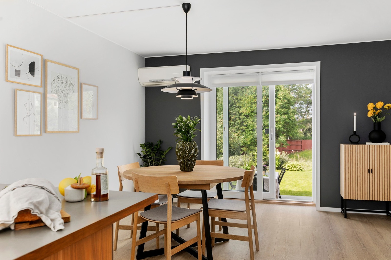 Et flott rekkehus med særdeles god interbeliggenhet. Huset strekker seg over 3 innholdsrike plan med bla 3 soverom, 2 stuer og to bad. Galleribilde