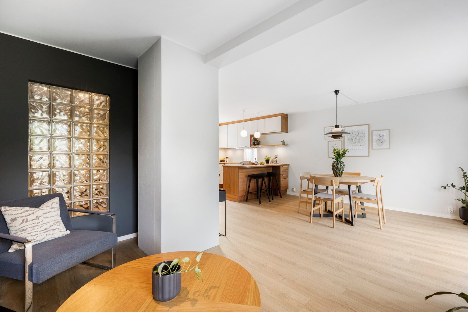 Hovedetasjen består av gang, bad, spisestue, tv-stue, kjøkken og gang/entre. Stuen ble pusset opp i 2021. Galleribilde