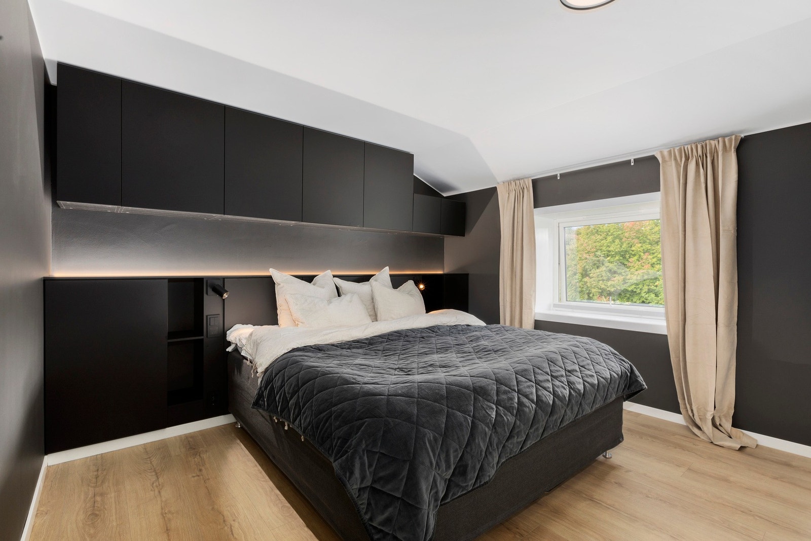 Hovedsoverommet er på hele 13,5 kvm og har plassbygd oppbevaring bak sengen med ledbelysning. Soverommet ble pusset opp i 2022. Galleribilde