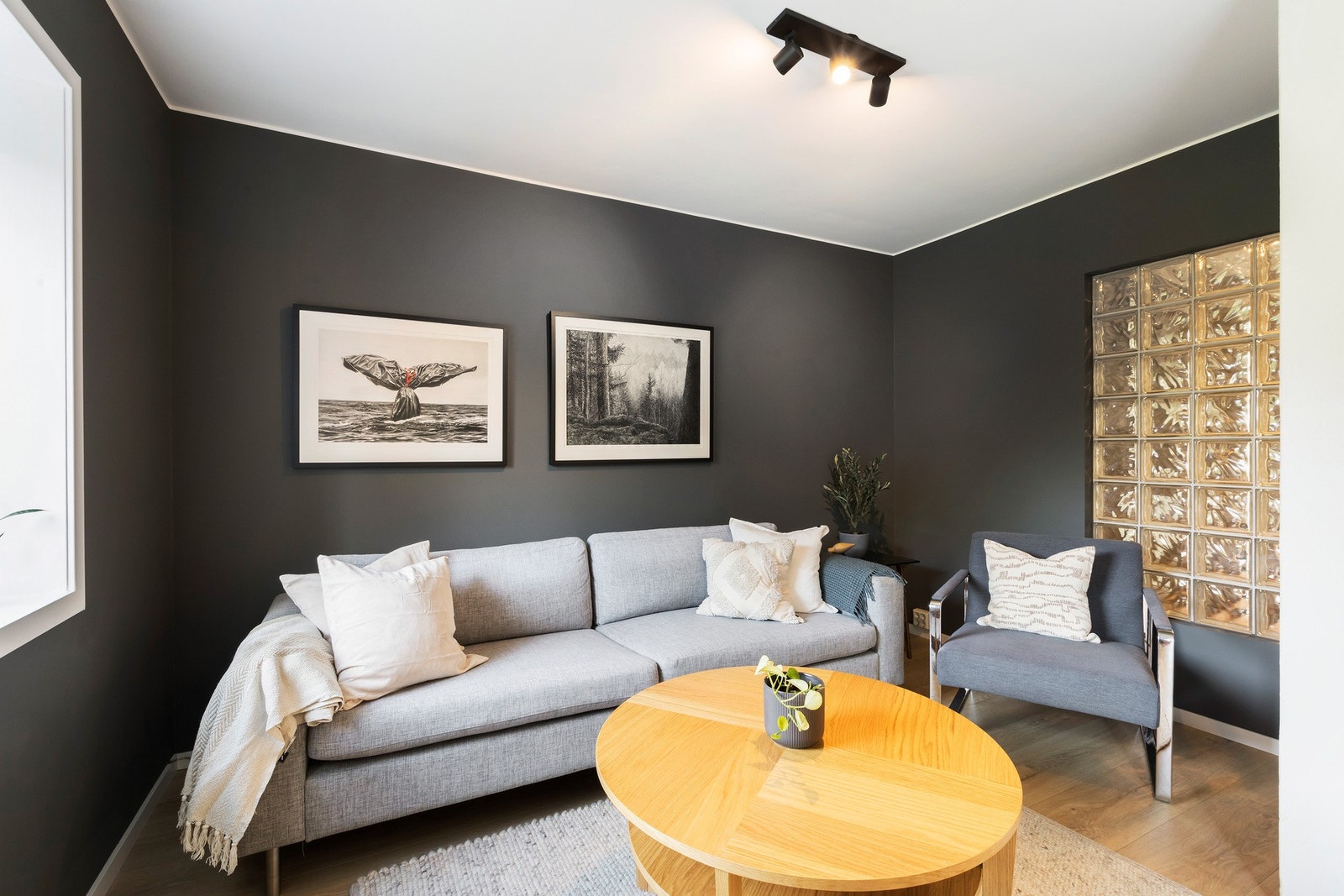 Både stue, kjøkken og spisestue er på 35kvm kombinert. Stuens utforming gjør at man får gode adskilte soner. Galleribilde