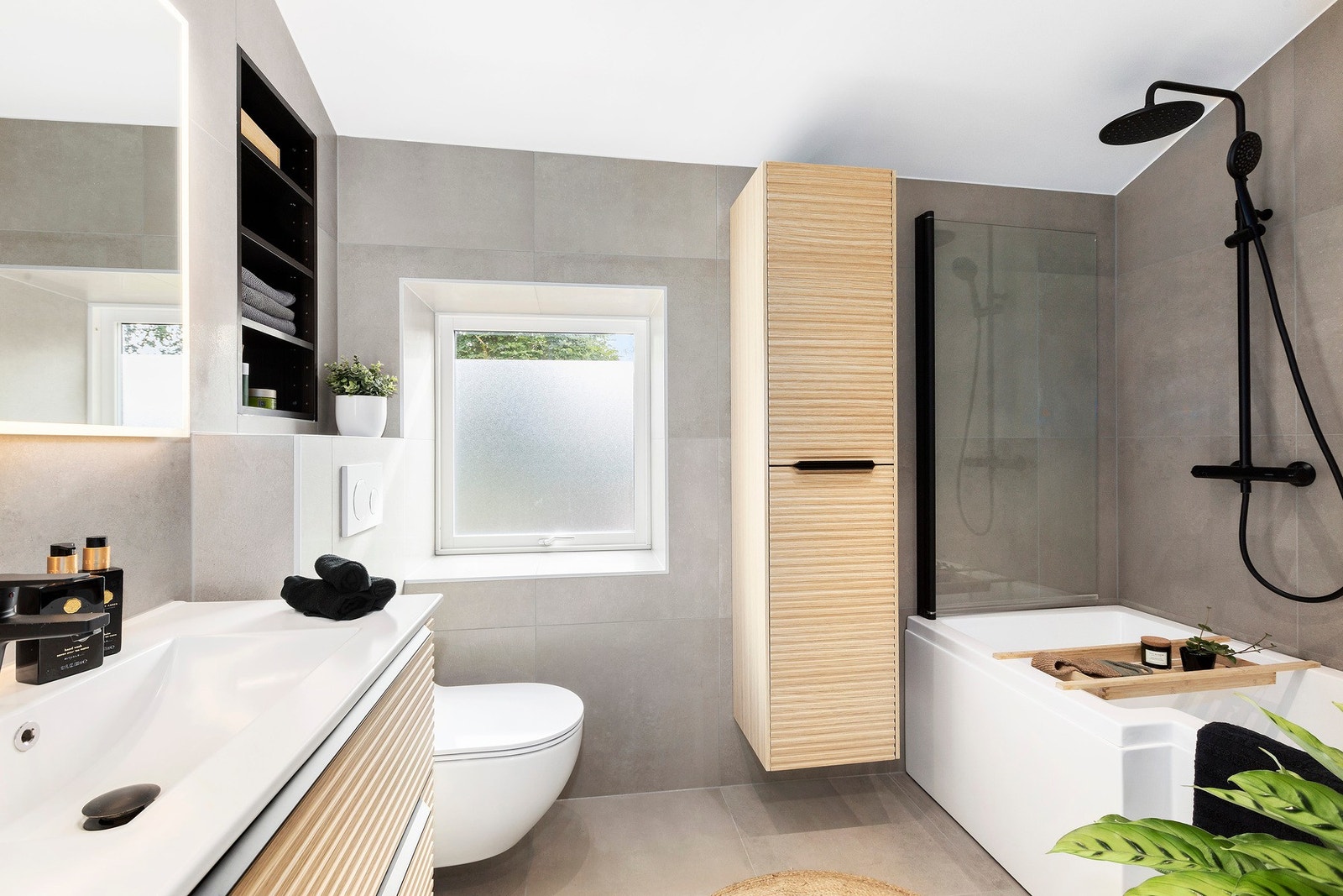 I 2.etasje finner vi dette flotte badet som ble oppusset i 2022 av fagfolk. Her med badekar, wc, servant i skap og oppbevaring i veggskap. Galleribilde