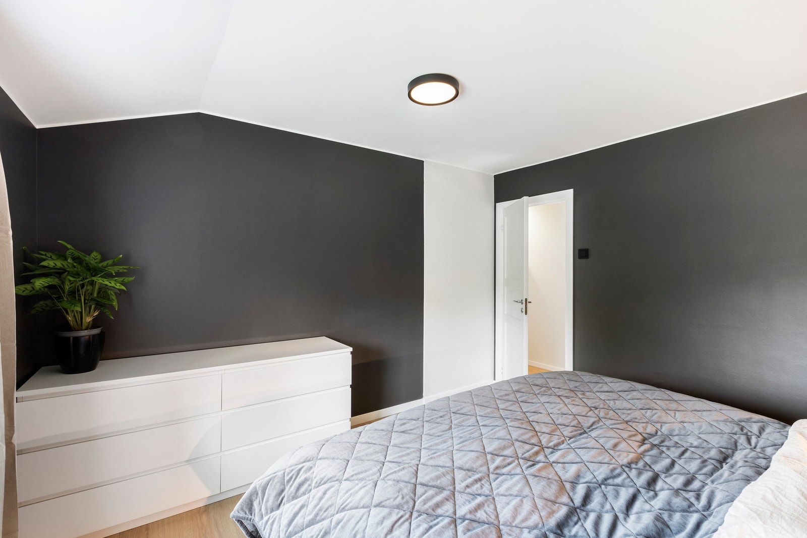 På hovedsoverommet er det plass til garderobeskap dersom det er ønskelig. Galleribilde