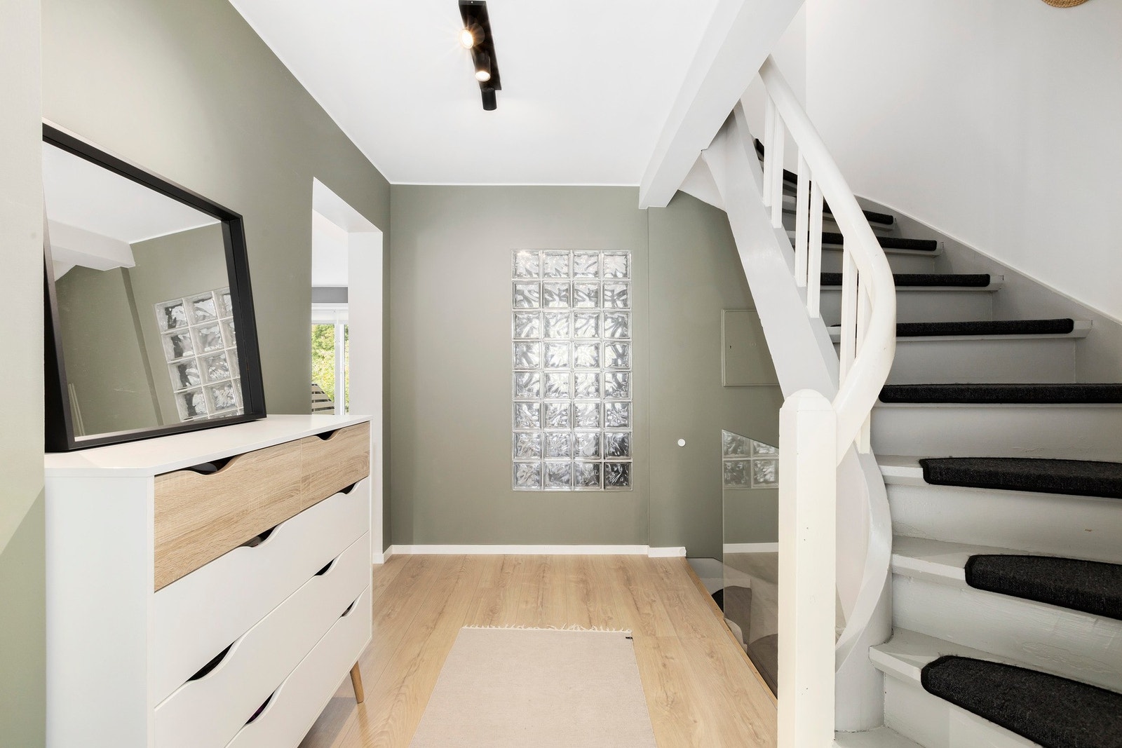 Gang/entre ble pusset opp i 2021 og fremstår meget innbydende. Galleribilde