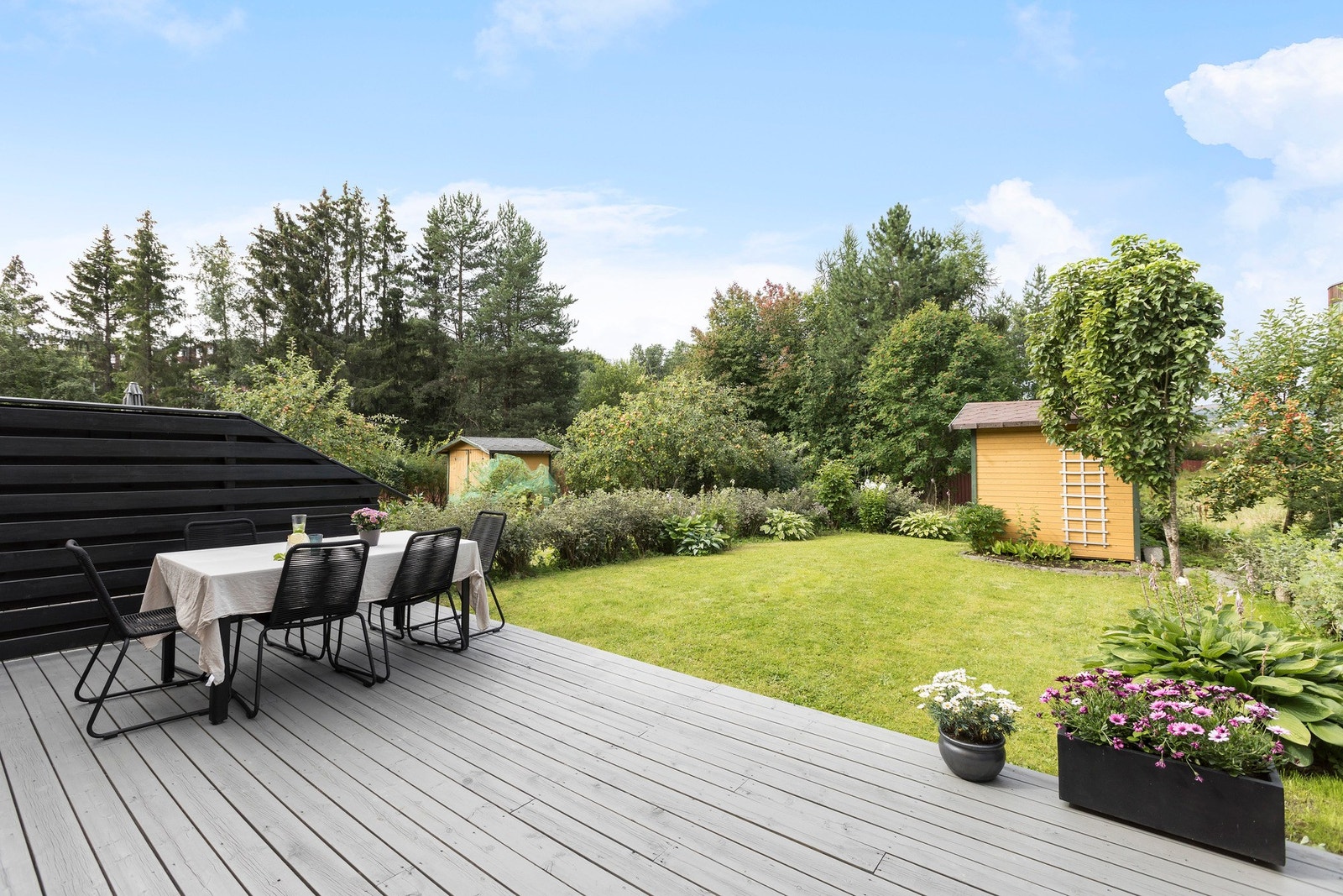 Ute har du en flott sørvestvendt markterrasse og en nydelig hage. Her bor du skjermet, men samtidig svært sentrumsnært. Galleribilde