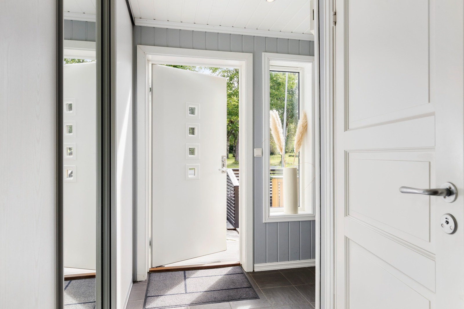 Det første du møter når du går inn i huset er ett vindfang på hele 6,5kvm. Galleribilde