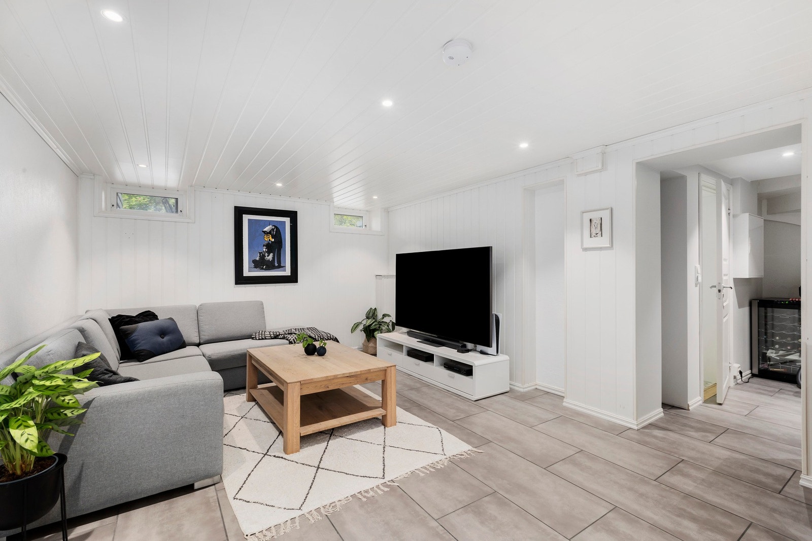 Nede i kjelleren finner du en kjellerstue på 22 kvm med varme i gulv, vaskerom og en bod på 9,5 kvm. Galleribilde