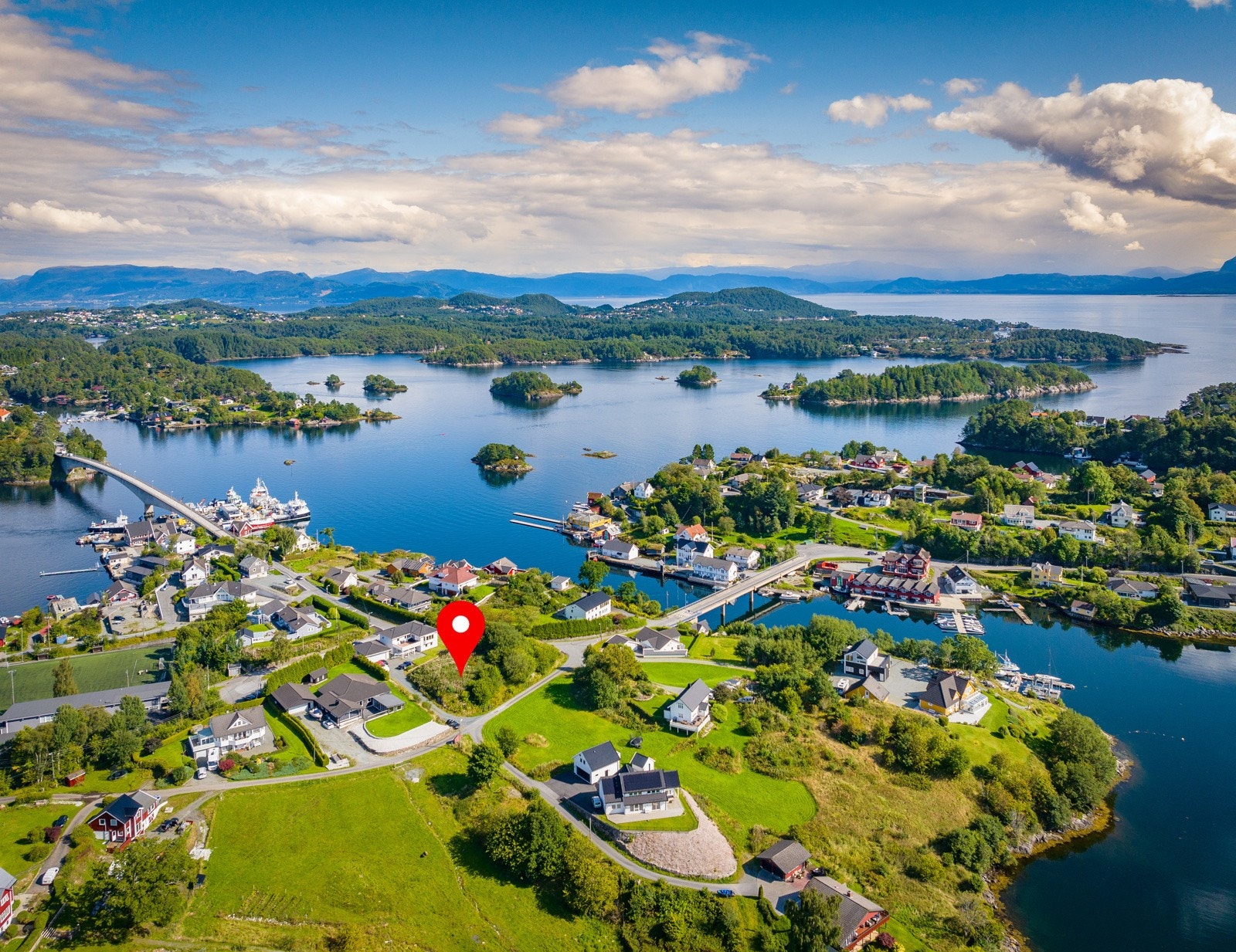 Nydelig beliggenhet i forhold til sol, butikk og ikke minst barneskolen. Galleribilde