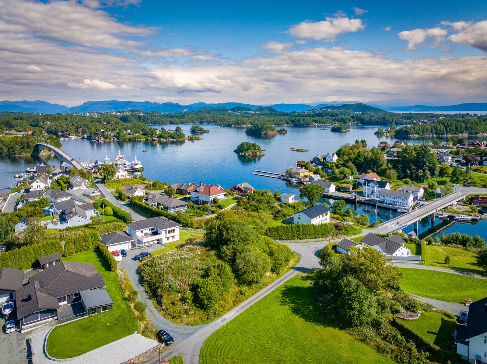 Eiendommen har gangavstand til skole, busstopp og butikk Galleribilde