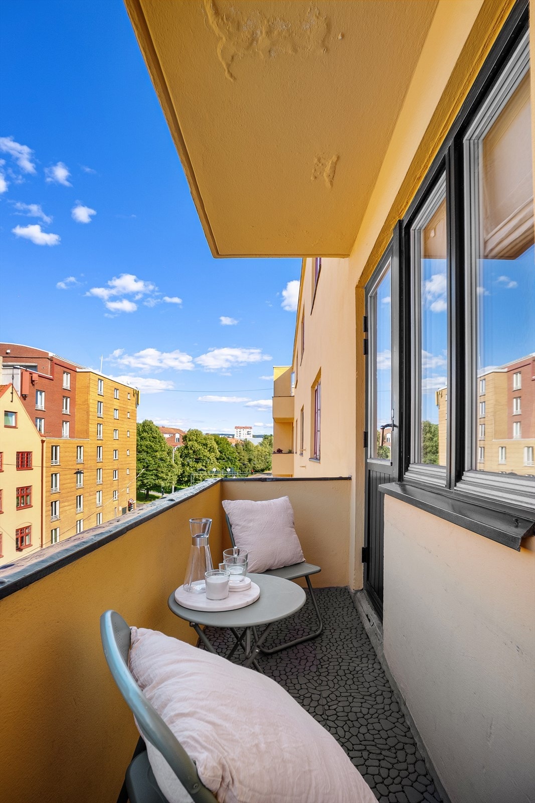 Leiligheten har balkong med plass til hyggelig sittegruppe som kommer godt med på varme sommerdager. Galleribilde