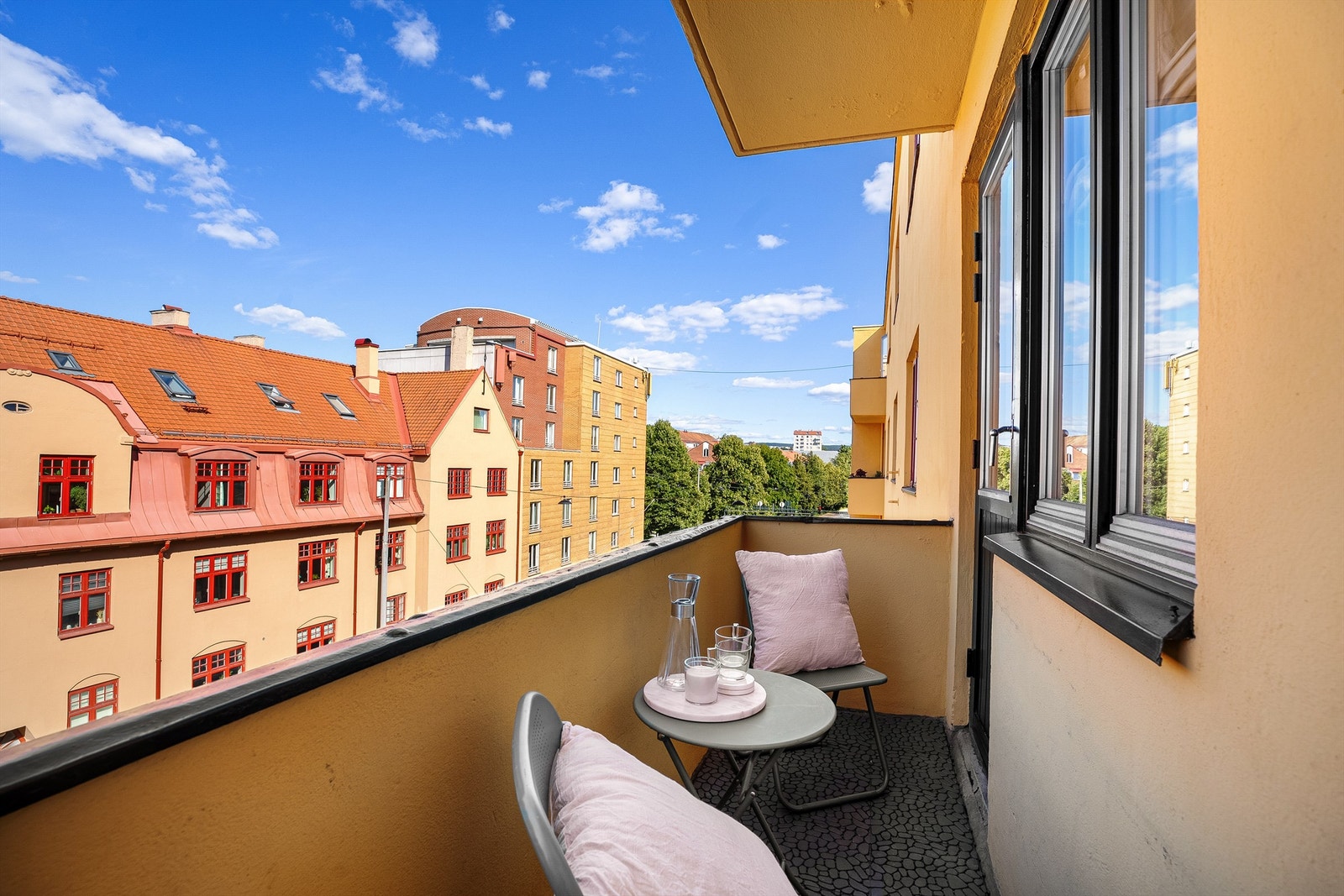 Lys og arealeffektiv 2-romsleilighet med balkong. Fyring&varmtvann inkl! Galleribilde