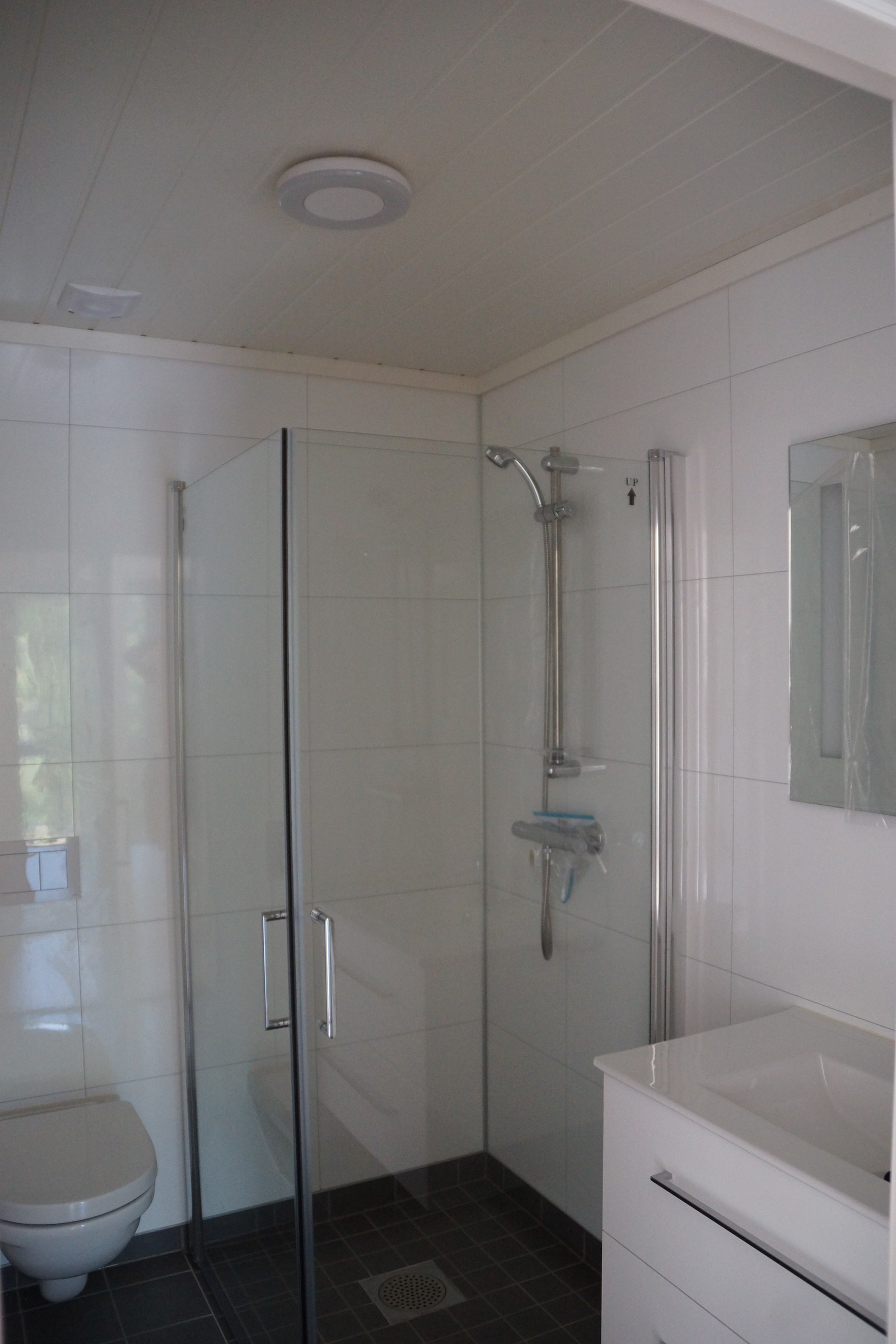 Bad med dusj og toalett Galleribilde