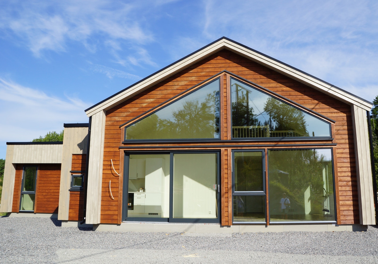 Hytte 39 er ferdig bygget og salgsklar.
Det er store vinduer som slipper lys og naturen inn. Masse deilig uteplass, her kan du også etablere lune kroker og flere soner for forskjellig bruk Galleribilde