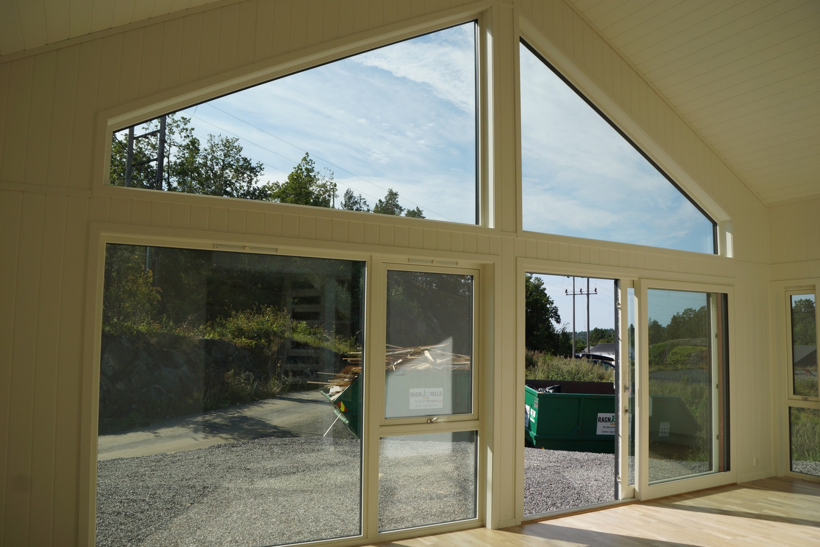 Stue og kjøkken med store skyvedører ut mot terrassen Galleribilde