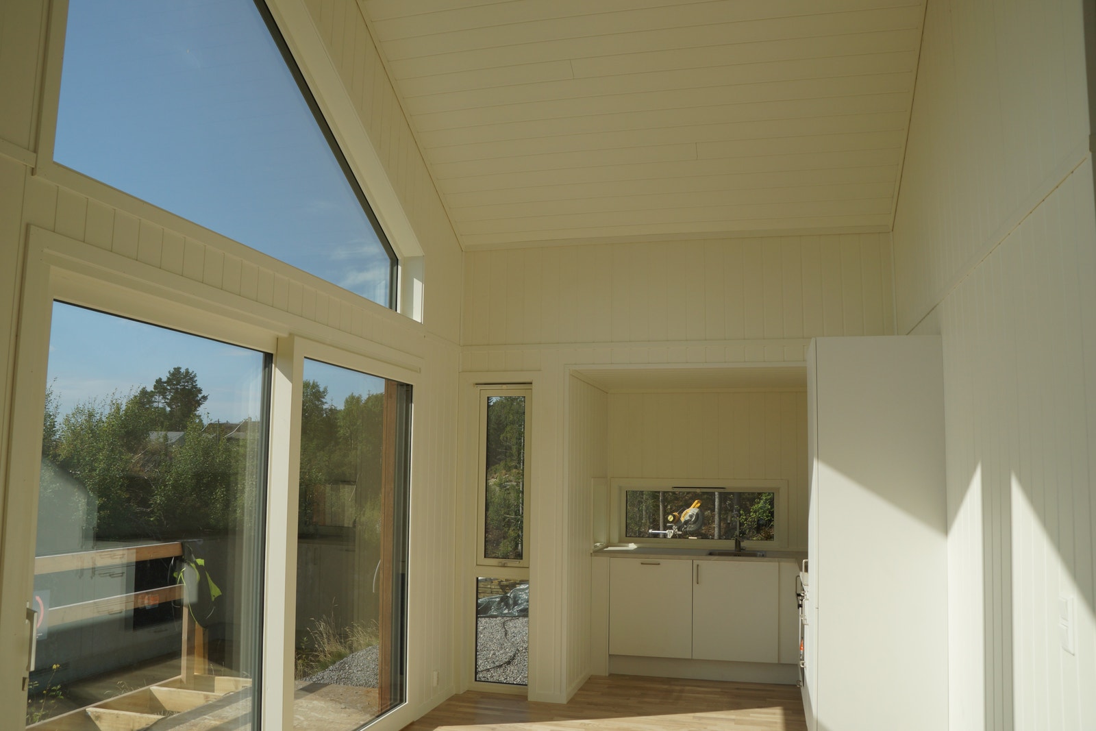 Stue og kjøkken med store skyvedører ut mot terrassen Galleribilde