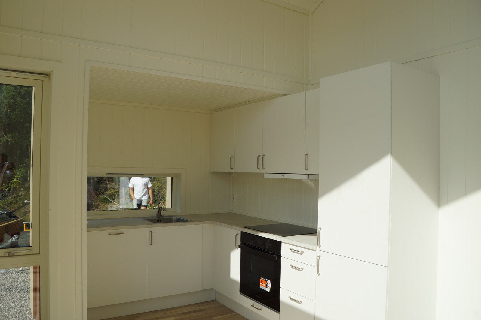 Kjøkken med intrigerte hvitevarer Galleribilde