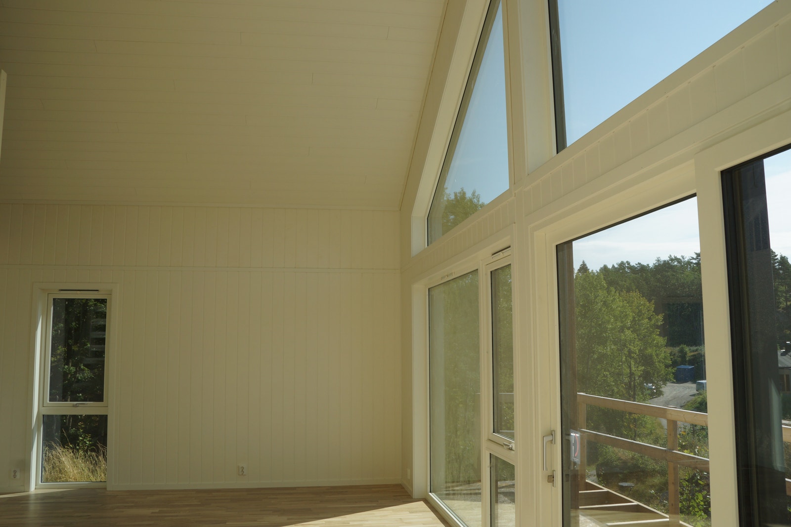 Stue og kjøkken med store skyvedører ut mot terrassen Galleribilde