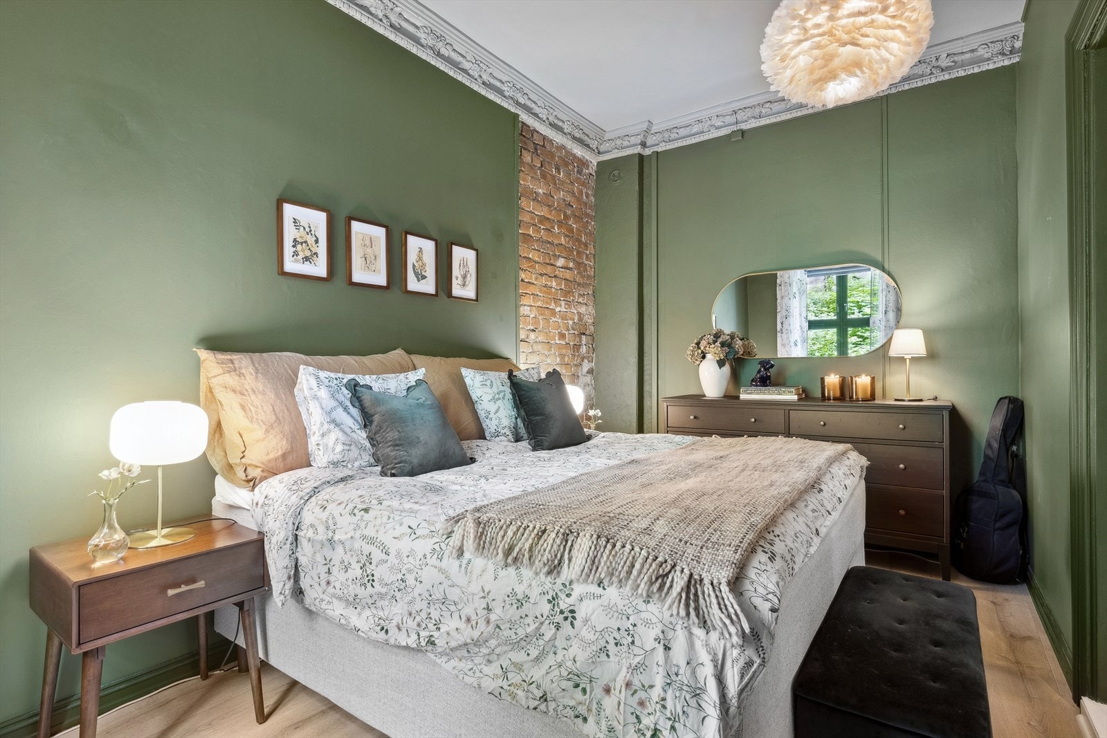 Leiligheten byr på 2 romslige soverom. Hovedsoverom er i dag innredet med stor dobbeltseng, nattbord og kommode. Galleribilde