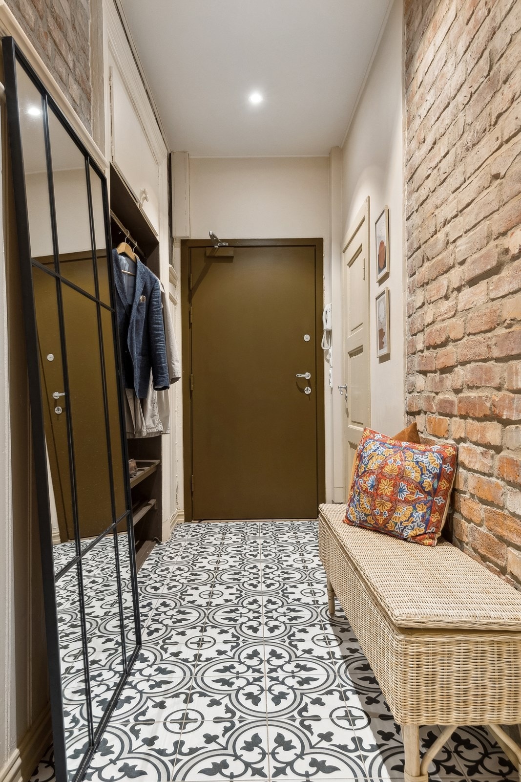 Leiligheten har en romslig entré med plass til å henge fra seg yttertøy og sette fra seg sko i plassbygget skap. Galleribilde