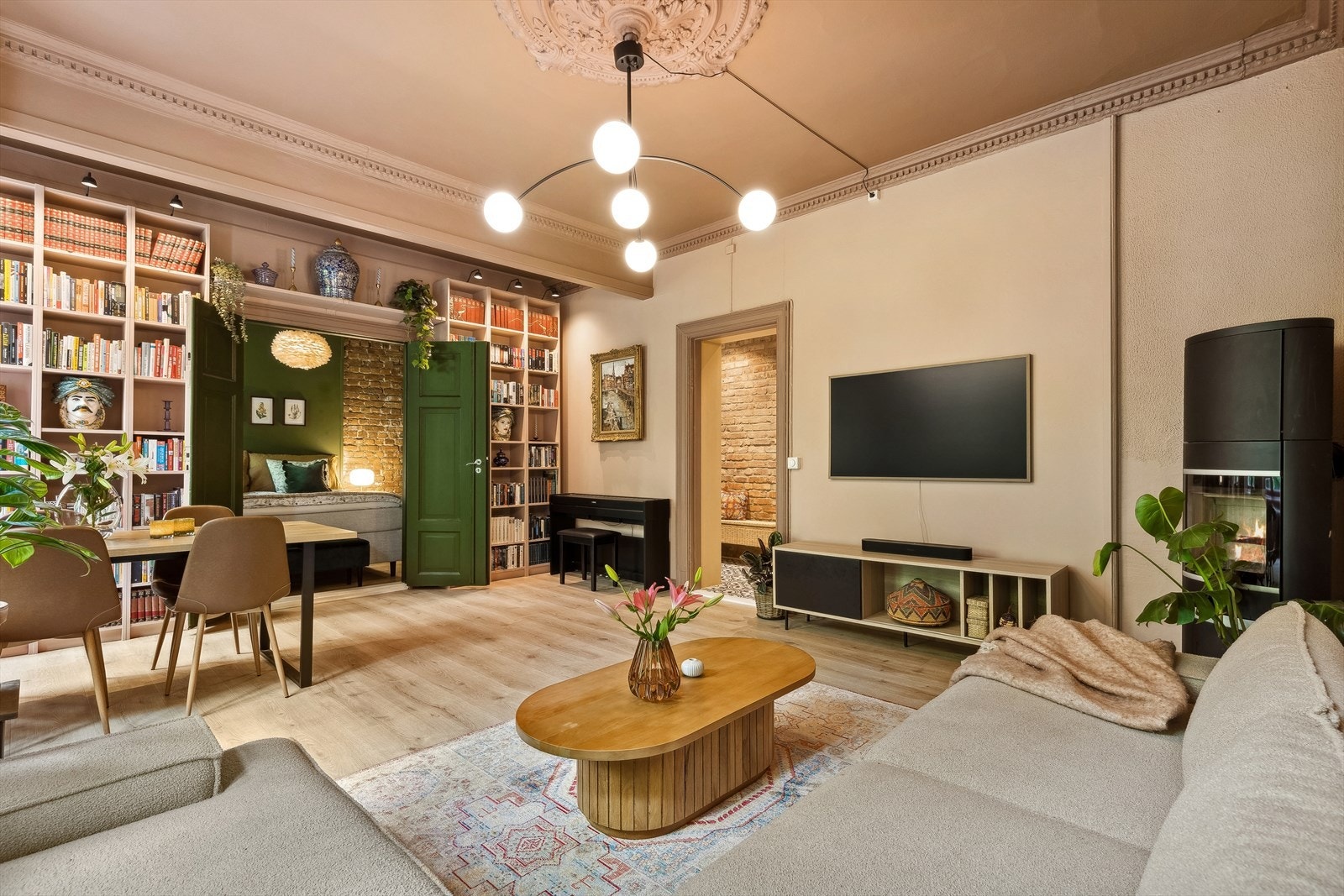 På veggen med fløydører er det plassbygget flott hylle med plass til bøker og annen pynt. Galleribilde